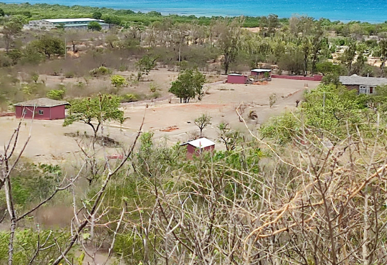 Terrain titré et borné lot N° 27 de 1280 m² avec une vue imprenable sur la mer, eau et Electricité 